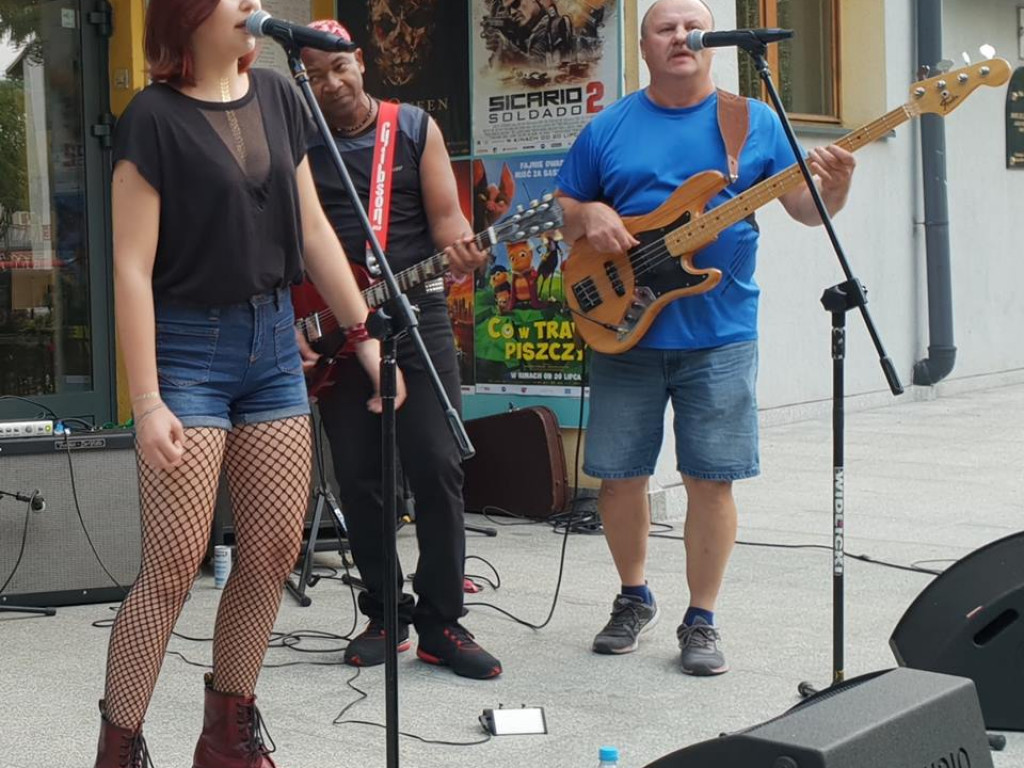 Świetny koncert na schodach