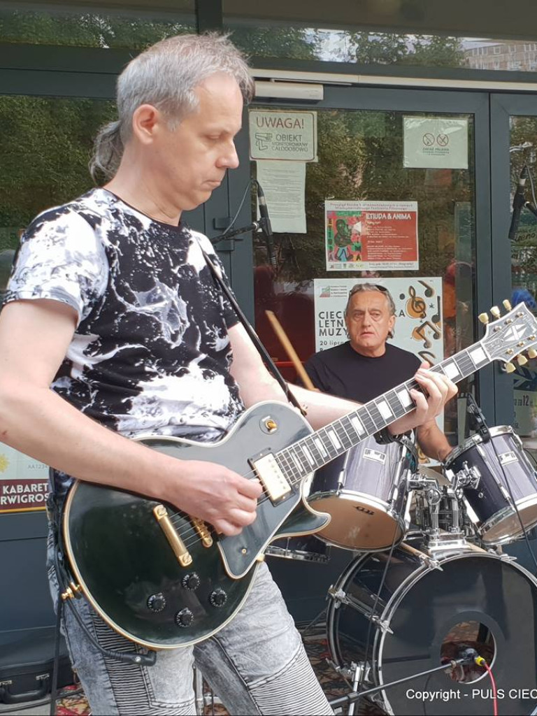 Świetny koncert na schodach