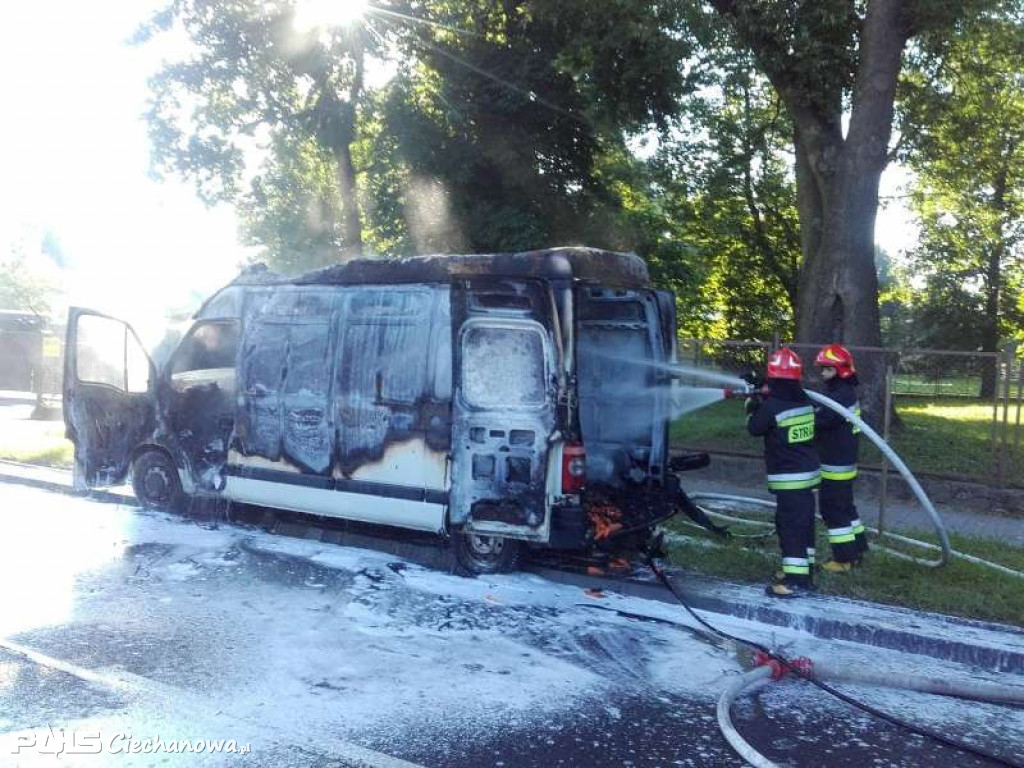 Pożar samochodu przy ul. Wojska Polskiego w Ciechanowie