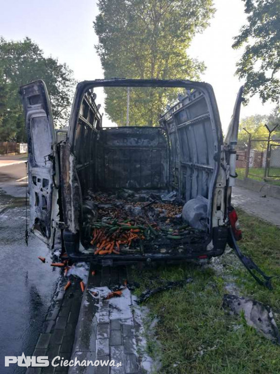 Pożar samochodu przy ul. Wojska Polskiego w Ciechanowie