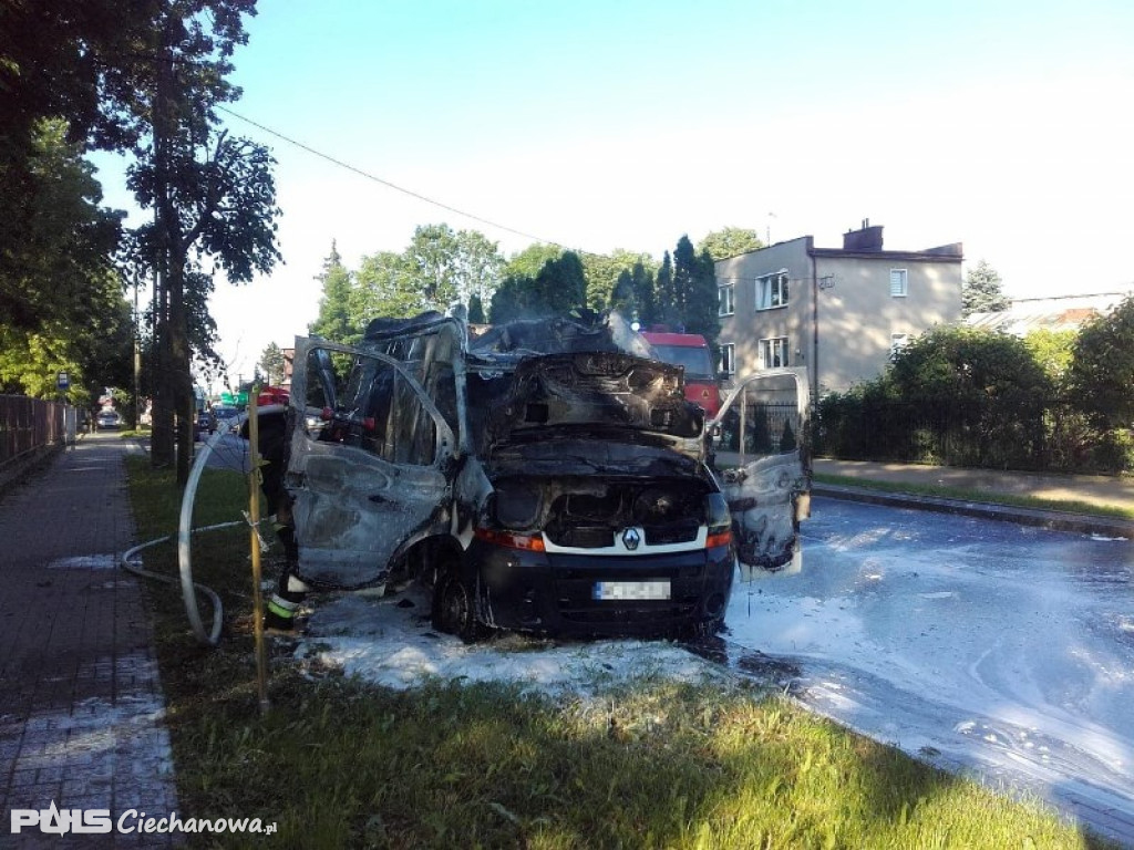Pożar samochodu przy ul. Wojska Polskiego w Ciechanowie