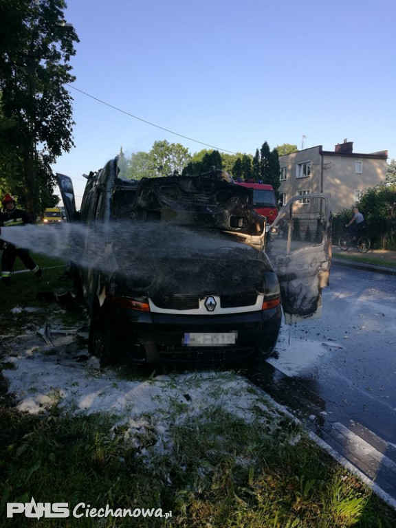 Pożar samochodu przy ul. Wojska Polskiego w Ciechanowie