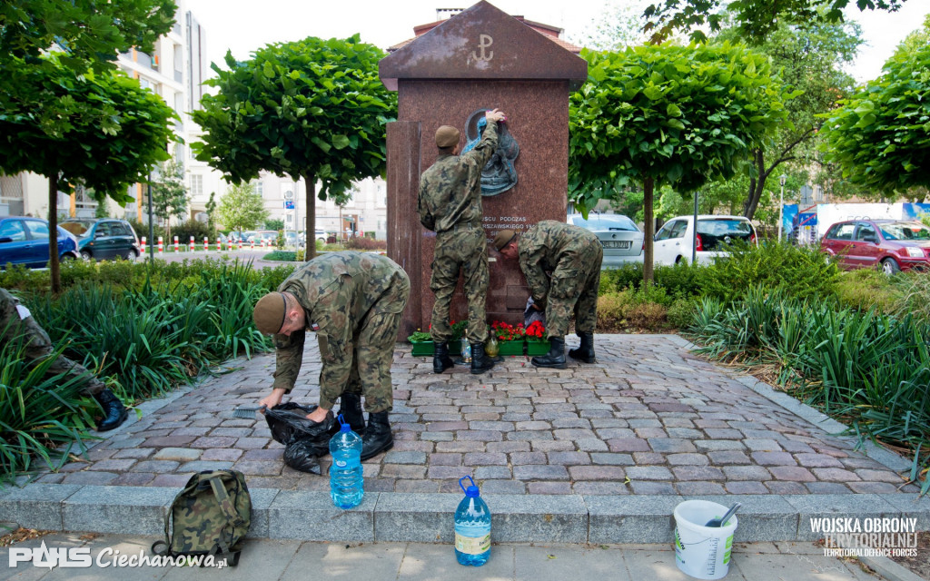 Porządkowanie miejsc pamięci przed 75 rocznicą wybuchu Powstania Warszawskiego