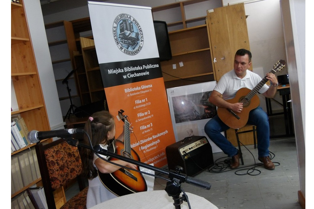Czytali nowele w miejskiej bibliotece