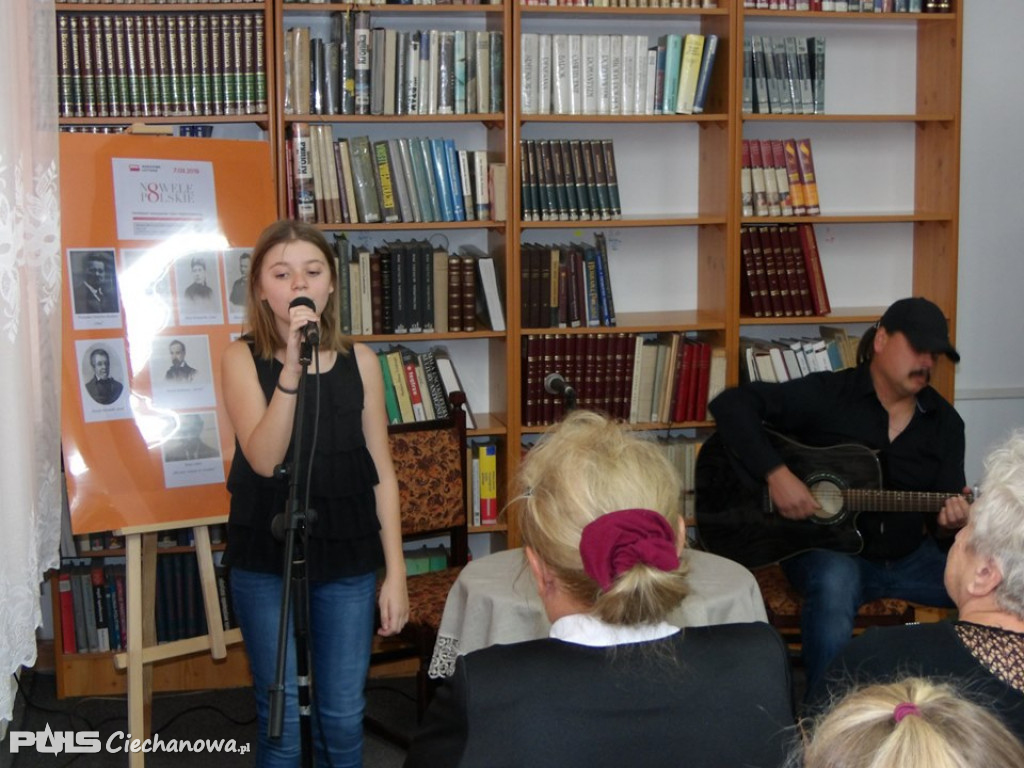 Czytali nowele w miejskiej bibliotece