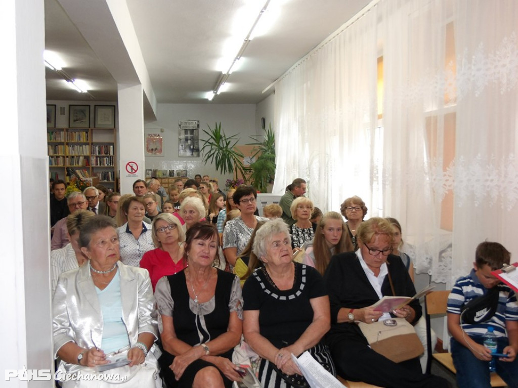 Czytali nowele w miejskiej bibliotece