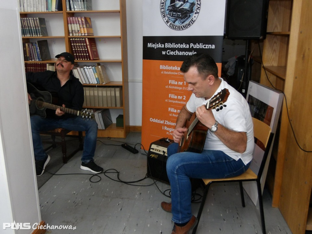 Czytali nowele w miejskiej bibliotece