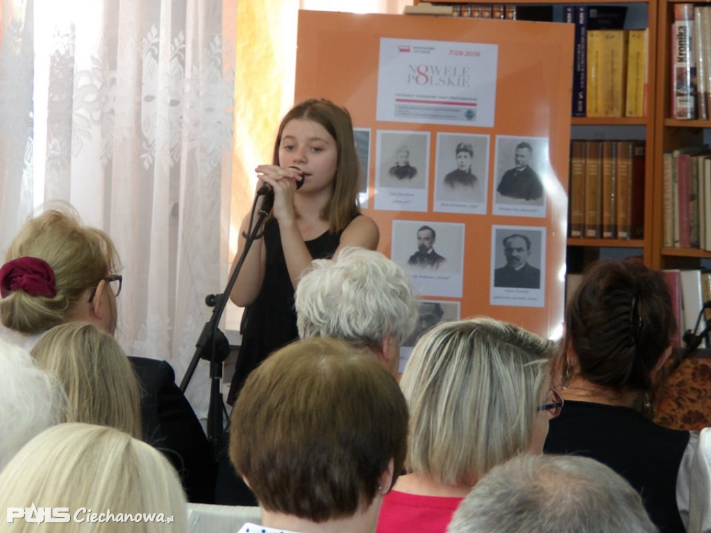 Czytali nowele w miejskiej bibliotece
