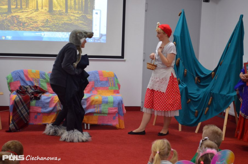 Czerwony Kapturek w Powiatowej Bibliotece