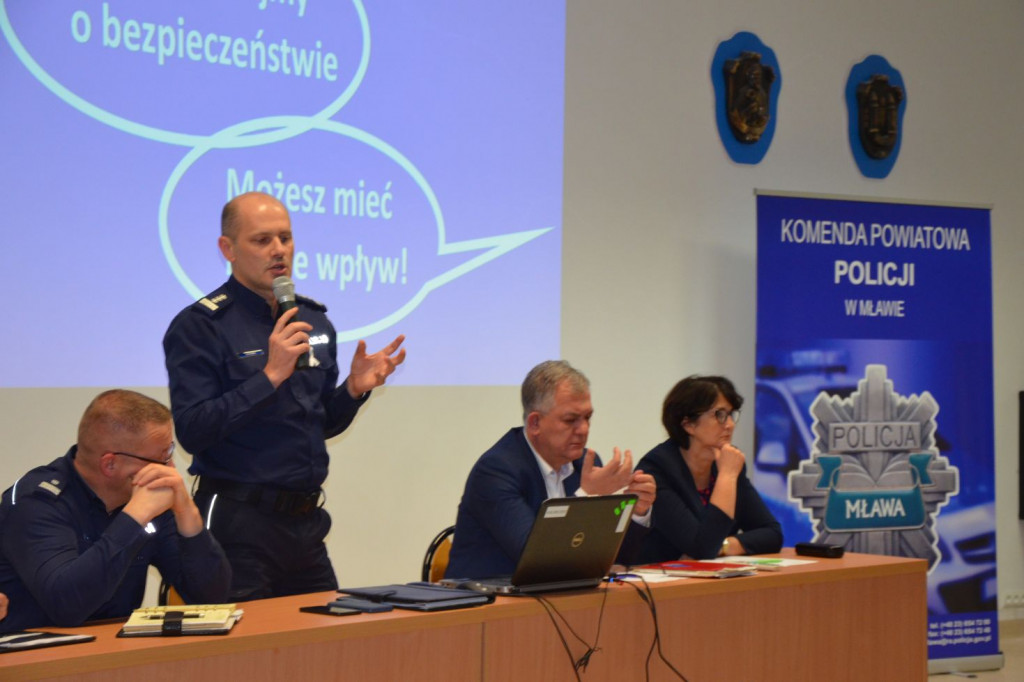 U SĄSIADÓW: Debatowali o bezpieczeństwie dla pieszych i w ruchu kołowym