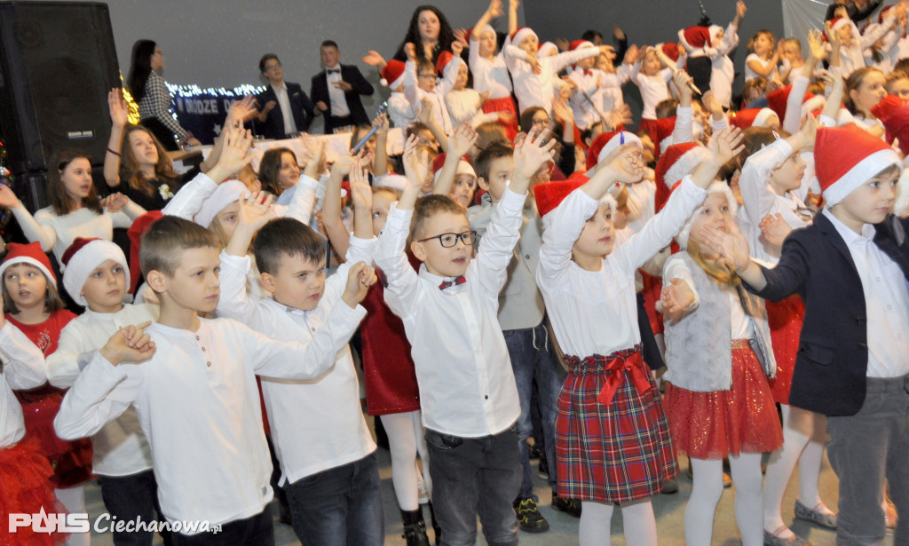 Kolędowanie uczniów i nauczycieli ze szkoły podstawowej TWP w Ciechanowie