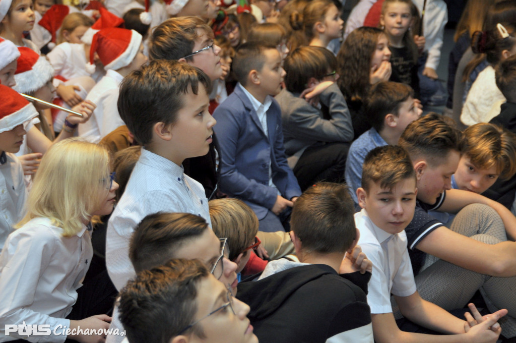 Kolędowanie uczniów i nauczycieli ze szkoły podstawowej TWP w Ciechanowie
