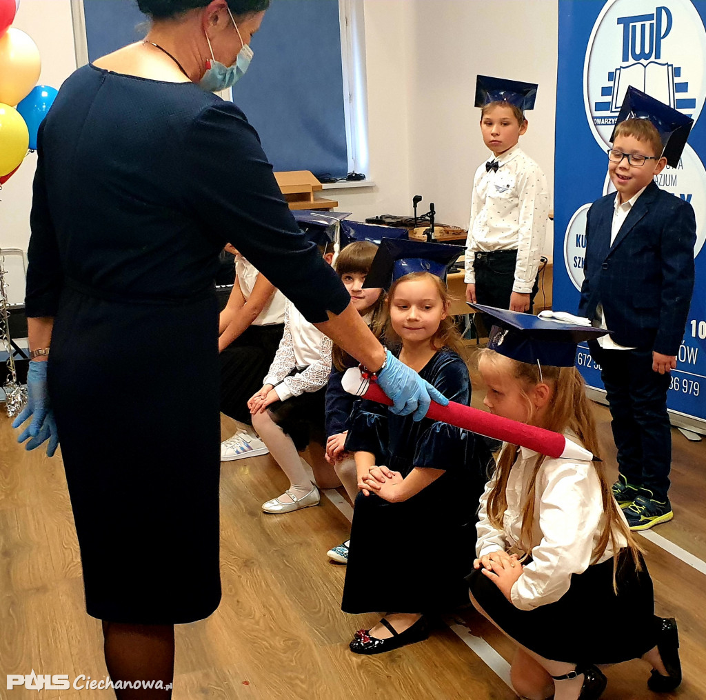 Pasowanie na uczniów w Szkole Podstawowej TWP