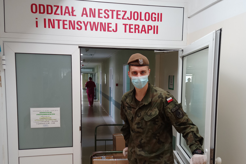 Pełnią służby w Szpitalach, monitorują osoby na kwarantannie, dostarczają środki ochrony osobistej