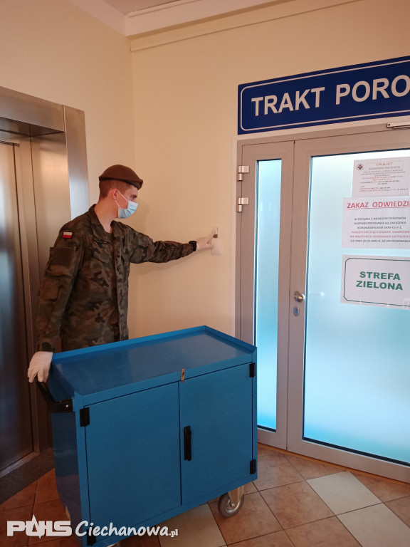 Pełnią służby w Szpitalach, monitorują osoby na kwarantannie, dostarczają środki ochrony osobistej
