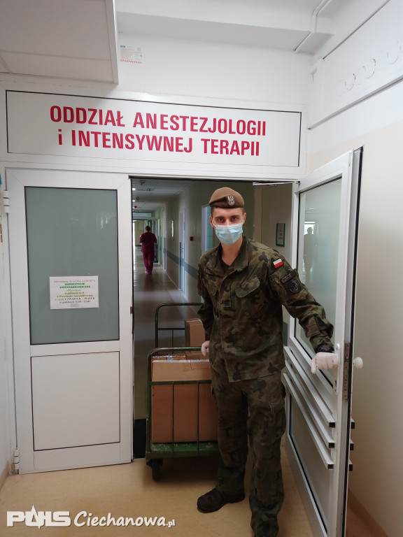 Pełnią służby w Szpitalach, monitorują osoby na kwarantannie, dostarczają środki ochrony osobistej