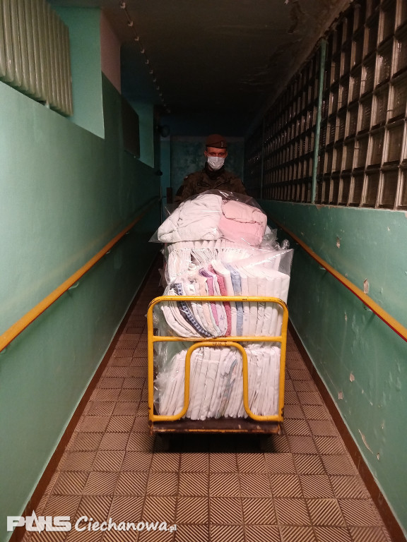 Pełnią służby w Szpitalach, monitorują osoby na kwarantannie, dostarczają środki ochrony osobistej