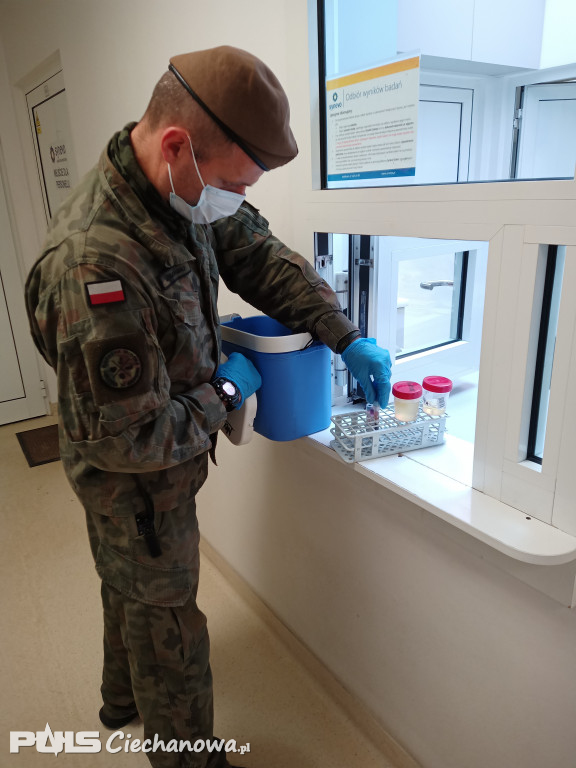 Pełnią służby w Szpitalach, monitorują osoby na kwarantannie, dostarczają środki ochrony osobistej