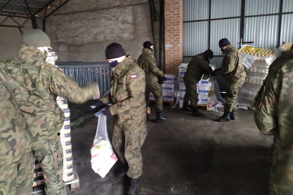 Terytorialsi dostarczyli 20 ton żywność dla mieszkańców  gminy Czerwińsk nad Wisłą