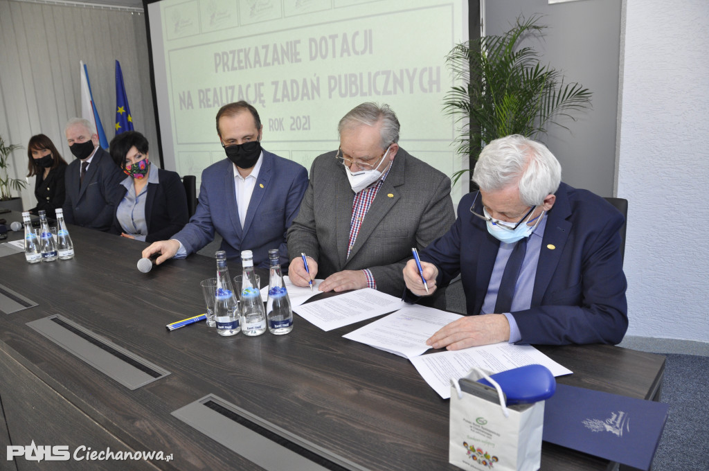 W starostwie podpisano umowy na realizację zadań