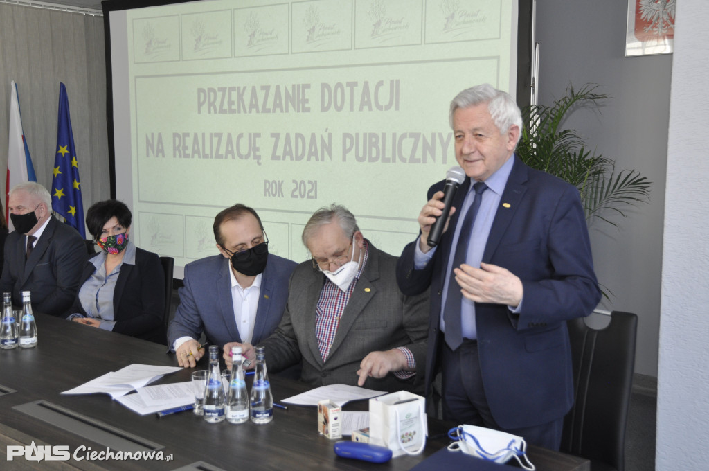 W starostwie podpisano umowy na realizację zadań