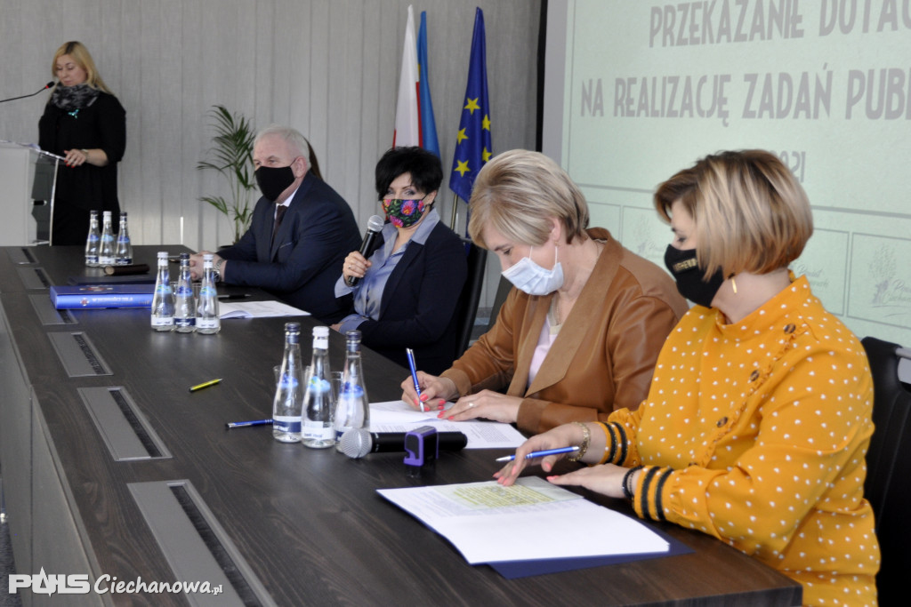 W starostwie podpisano umowy na realizację zadań