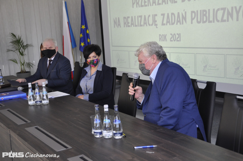 W starostwie podpisano umowy na realizację zadań
