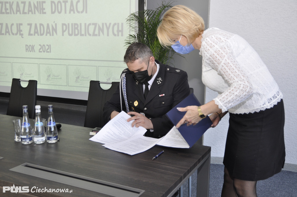 W starostwie podpisano umowy na realizację zadań