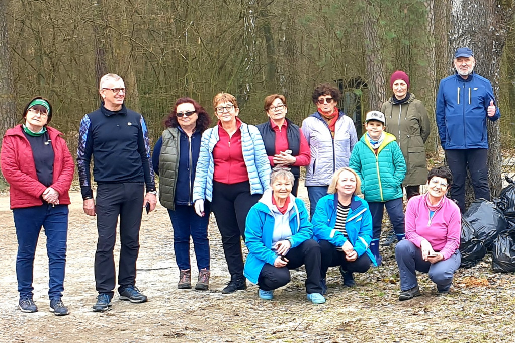 Miłośnicy nordic walking posprzątali las