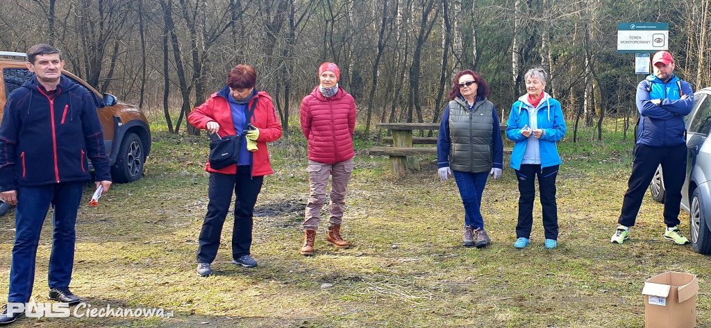 Miłośnicy nordic walking posprzątali las