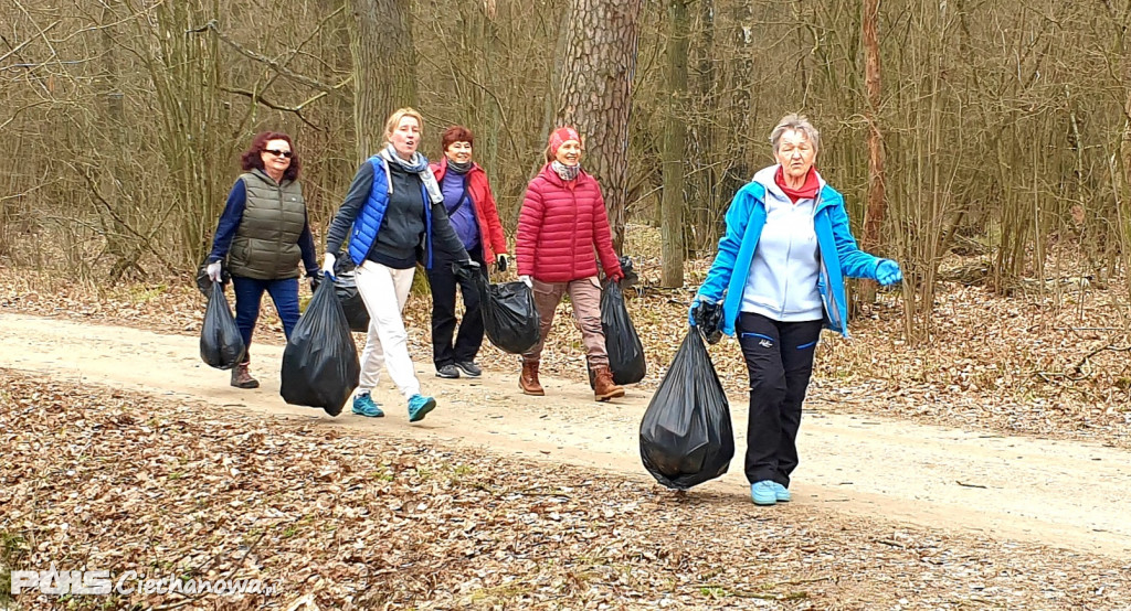 Miłośnicy nordic walking posprzątali las