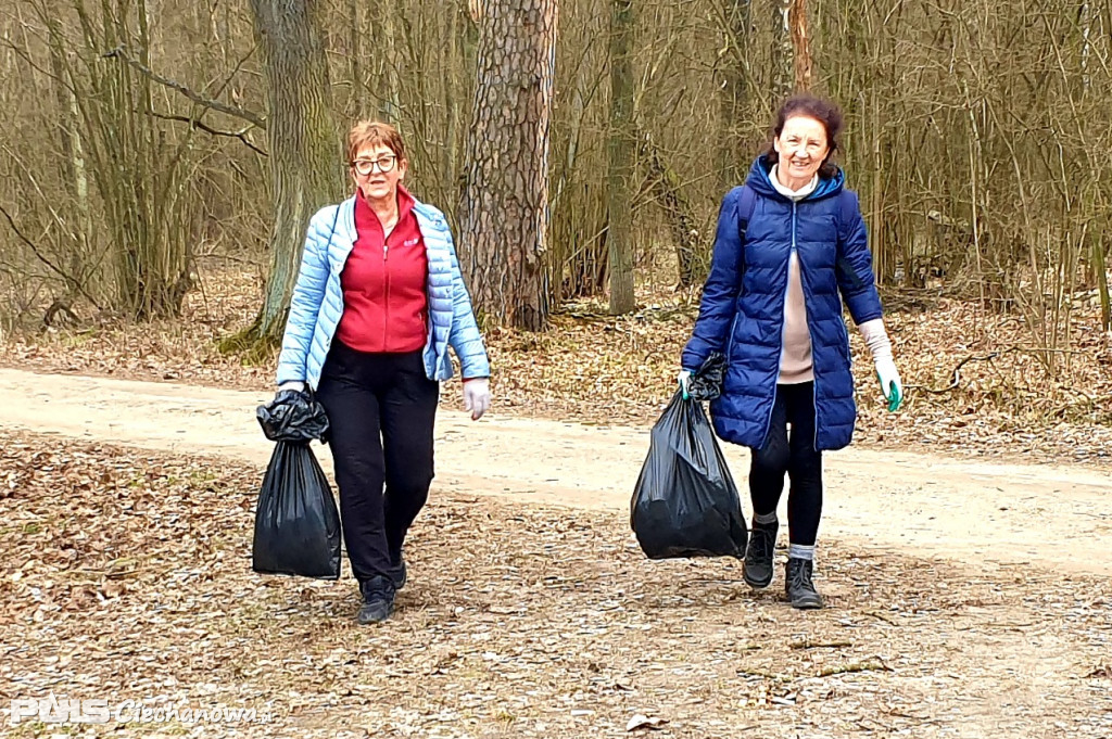 Miłośnicy nordic walking posprzątali las