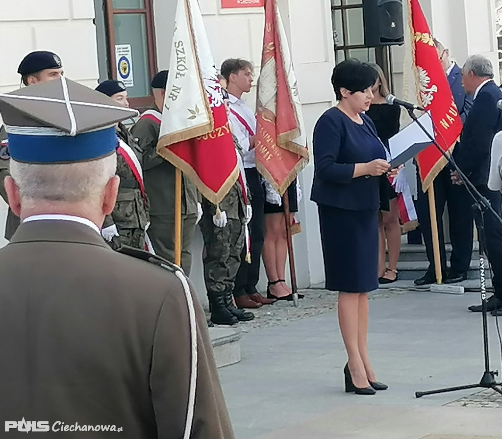 Patriotyczne śpiewanie na deptaku