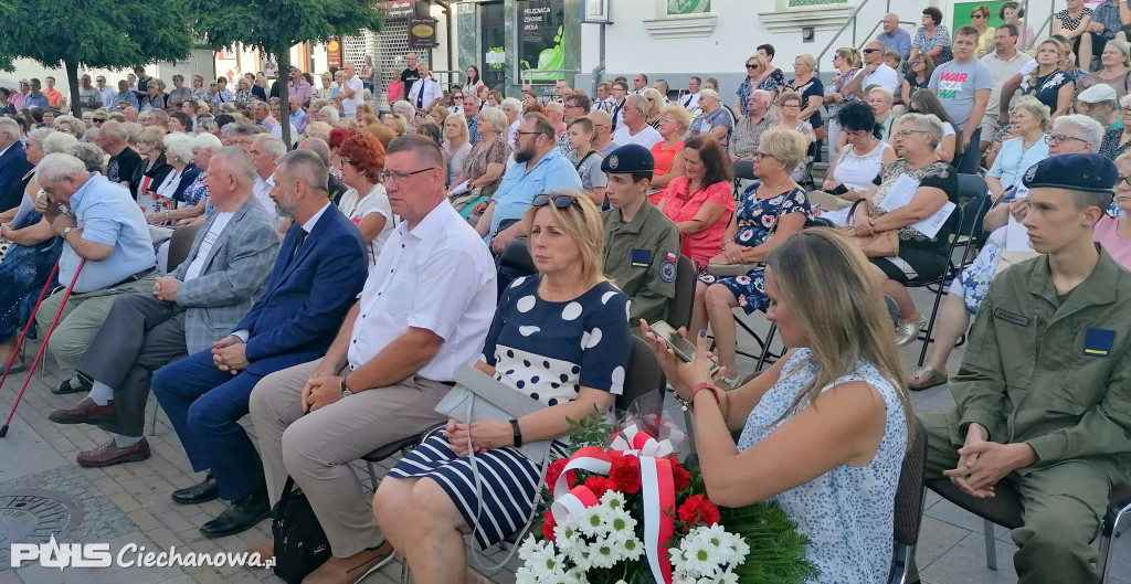 Patriotyczne śpiewanie na deptaku