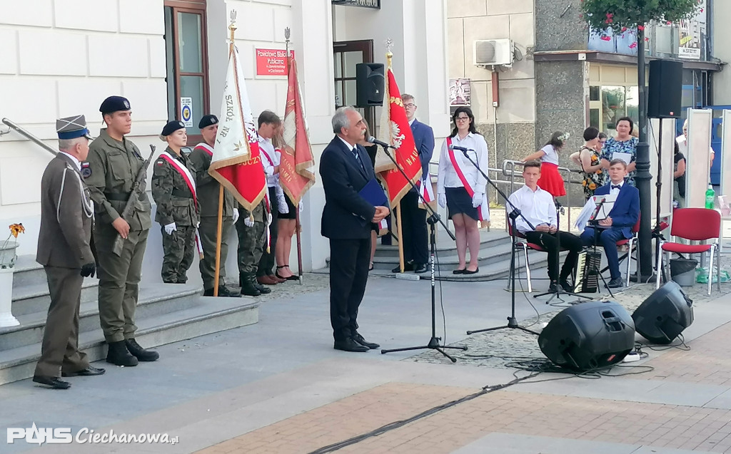 Patriotyczne śpiewanie na deptaku