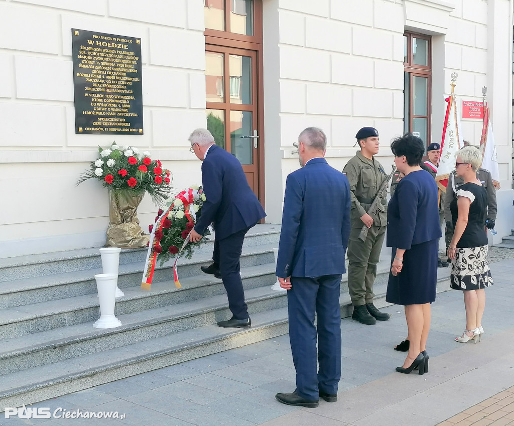 Patriotyczne śpiewanie na deptaku