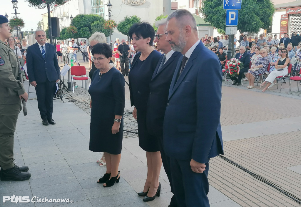 Patriotyczne śpiewanie na deptaku