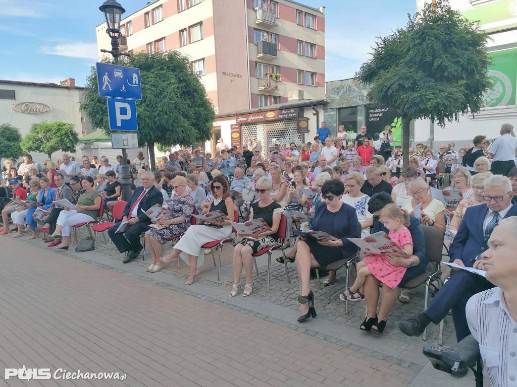Patriotyczne śpiewanie na deptaku