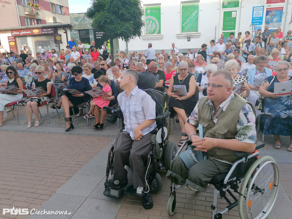 Patriotyczne śpiewanie na deptaku