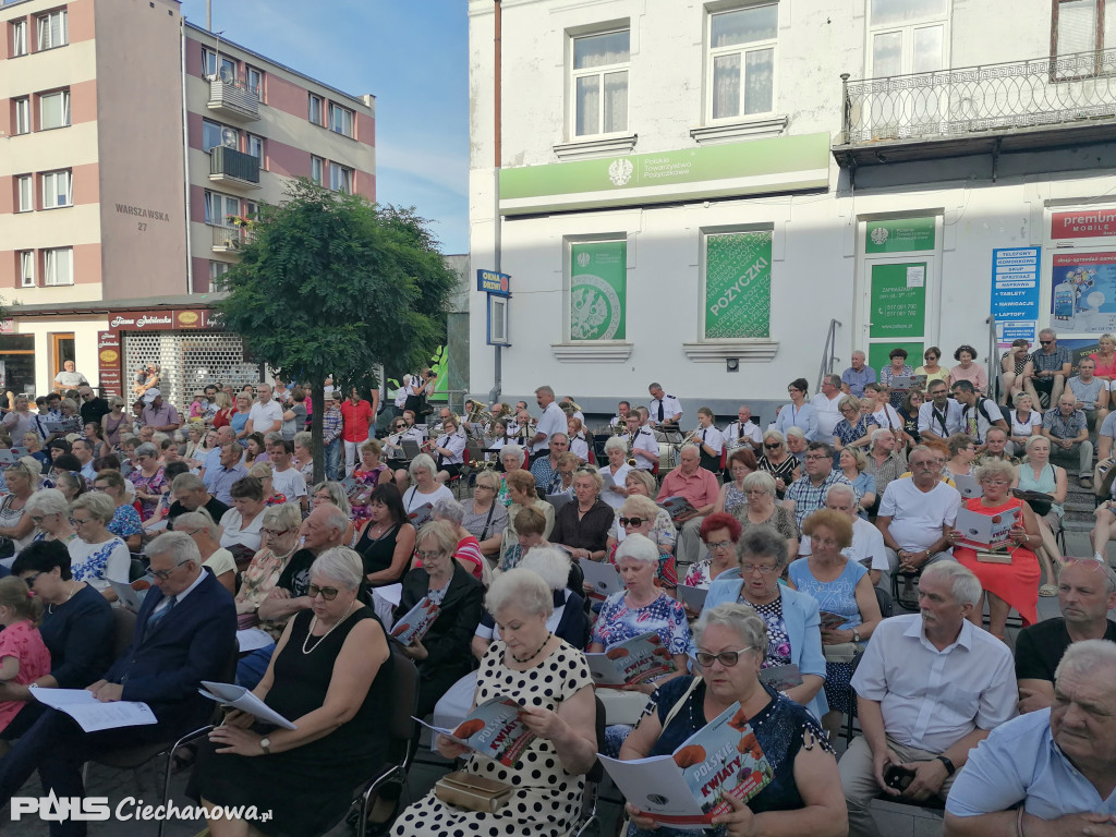 Patriotyczne śpiewanie na deptaku