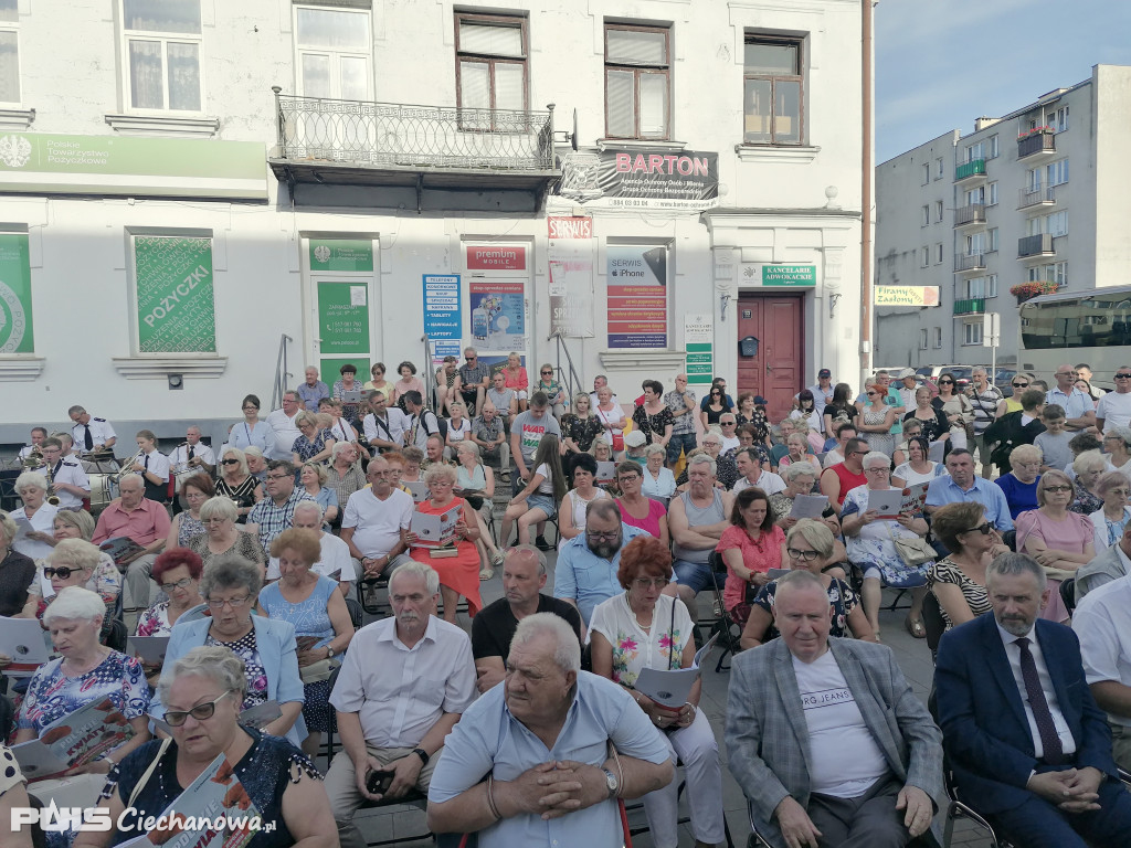 Patriotyczne śpiewanie na deptaku