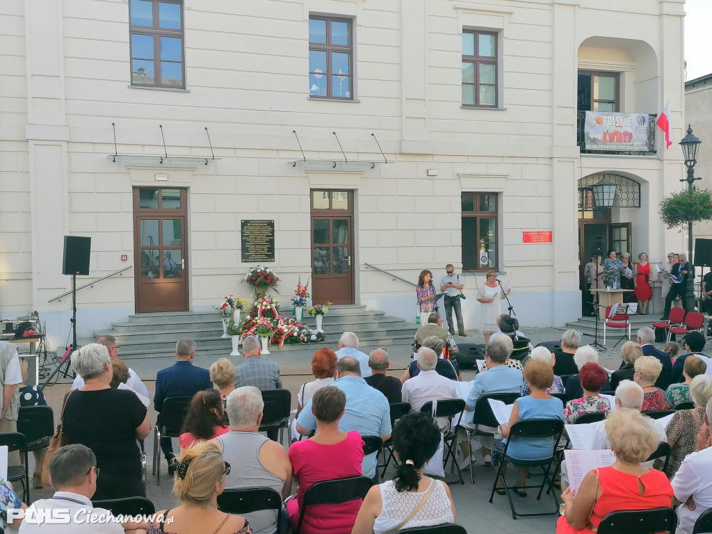 Patriotyczne śpiewanie na deptaku