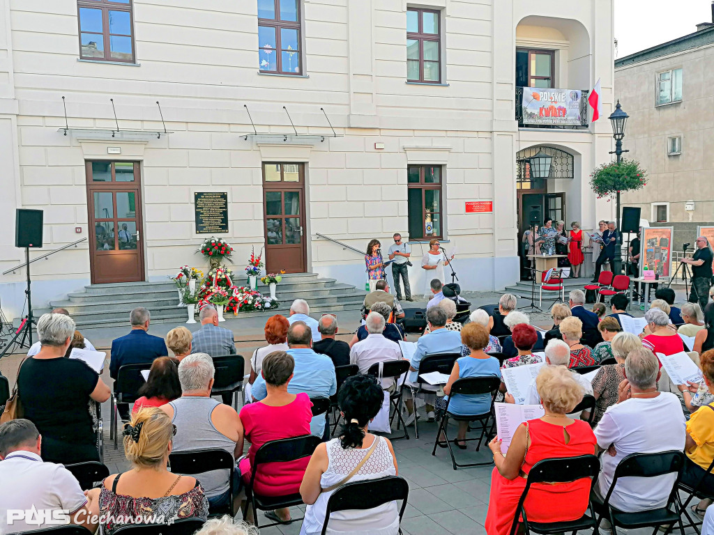 Patriotyczne śpiewanie na deptaku