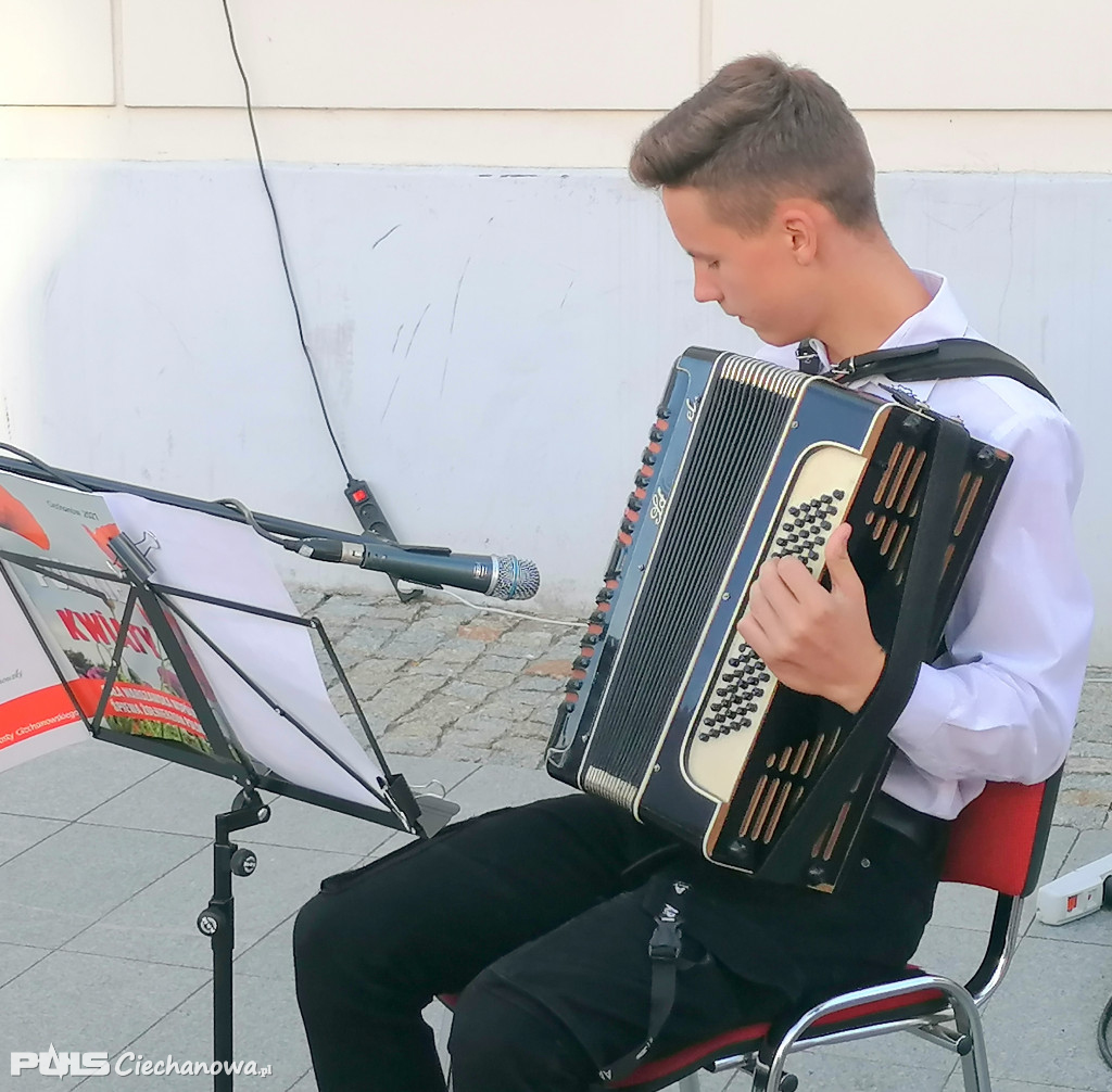Patriotyczne śpiewanie na deptaku