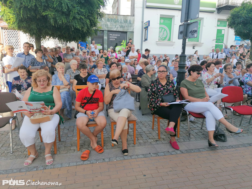Patriotyczne śpiewanie na deptaku