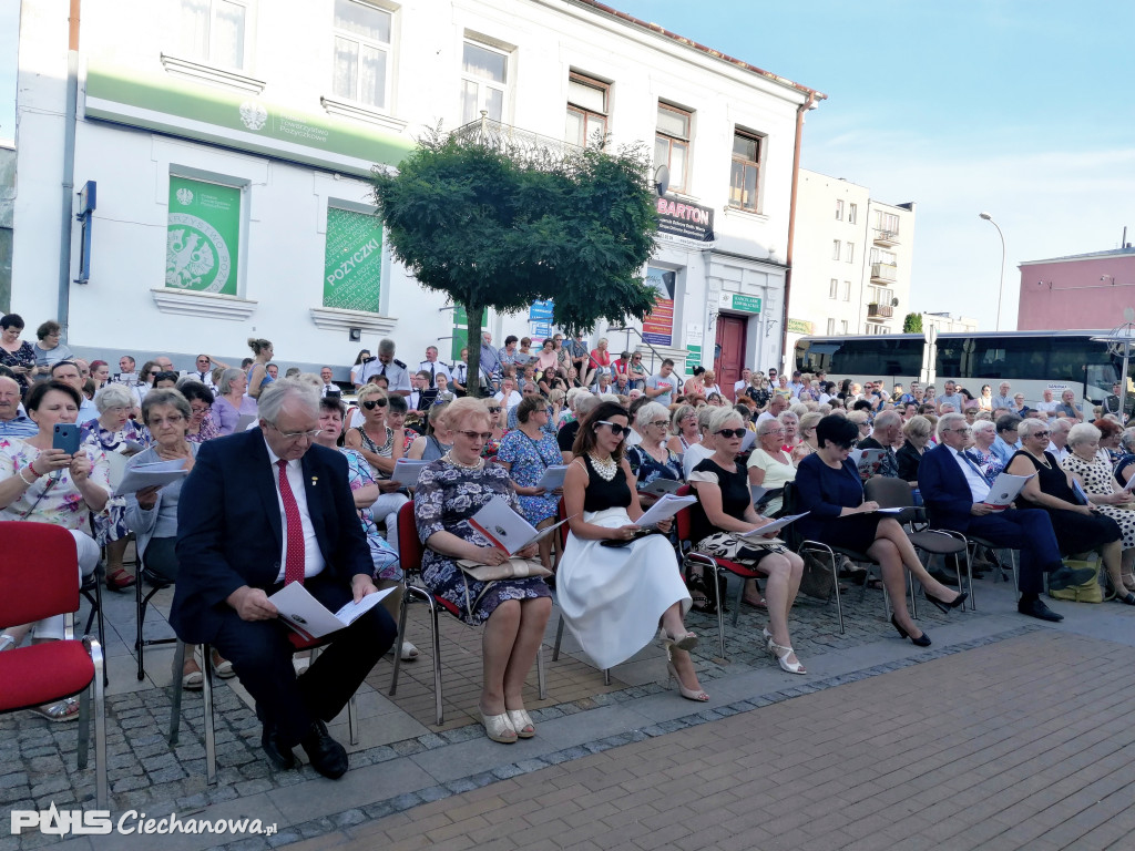 Patriotyczne śpiewanie na deptaku