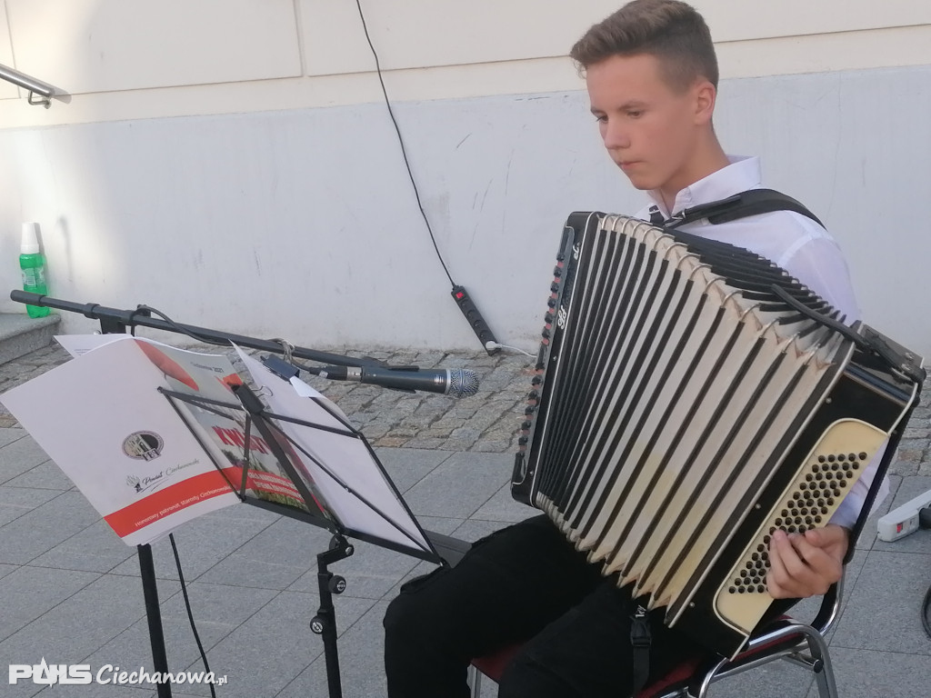 Patriotyczne śpiewanie na deptaku