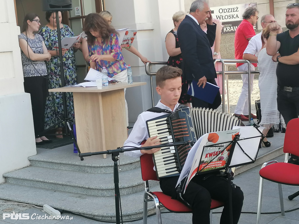 Patriotyczne śpiewanie na deptaku