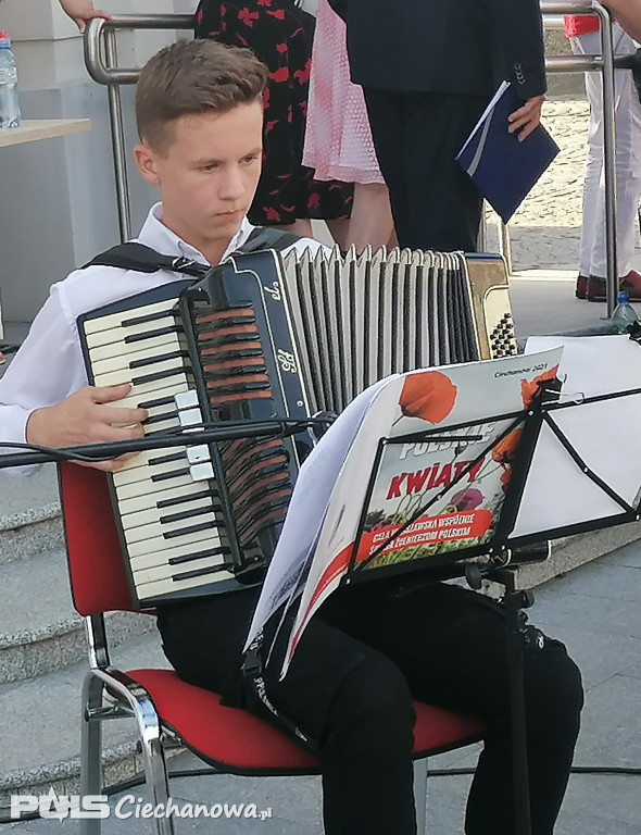 Patriotyczne śpiewanie na deptaku