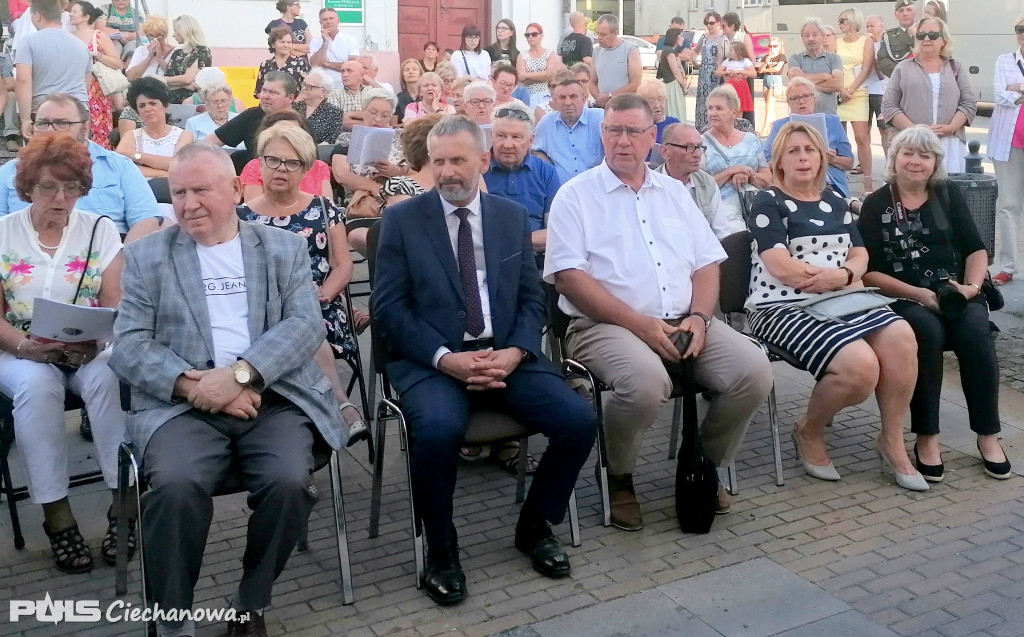 Patriotyczne śpiewanie na deptaku